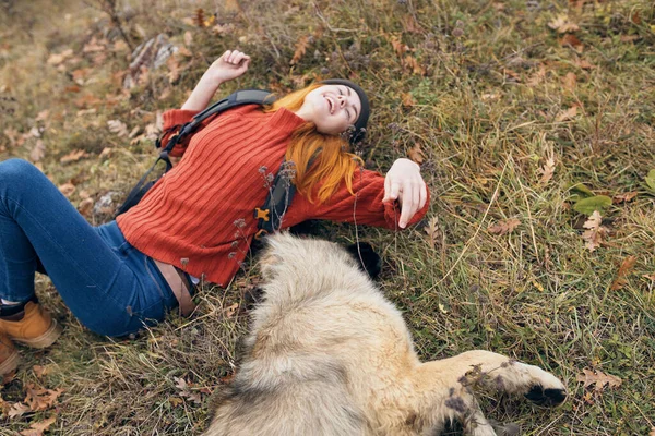 快乐的女人在大自然中与狗玩耍 — 图库照片