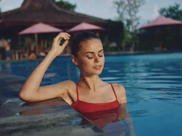 Mujer Traje Baño Rojo Con Los Ojos Cerrados Piscina —  Fotos de Stock