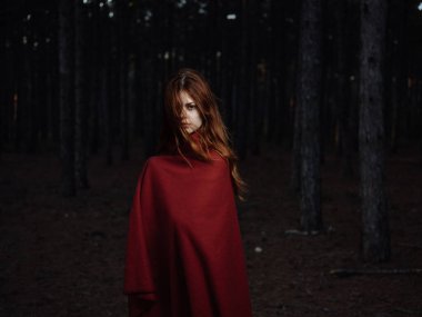 Gece vakti Kara Orman 'da kırmızı pelerinli güzel bir kadın.