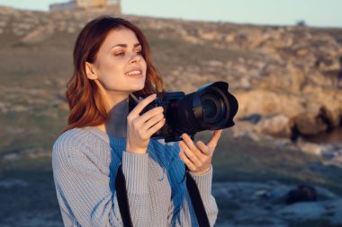 Kadın doğa yürüyüşçüsü fotoğrafçı seyahat hobisi profesyonel
