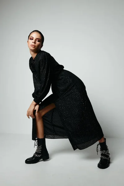 Приваблива брюнетка яскравий макіяж мода сучасний стиль чорна сукня — стокове фото