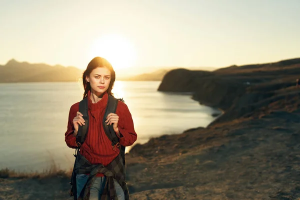 Wanderin Bei Sonnenuntergang Mit Bergen — Stockfoto