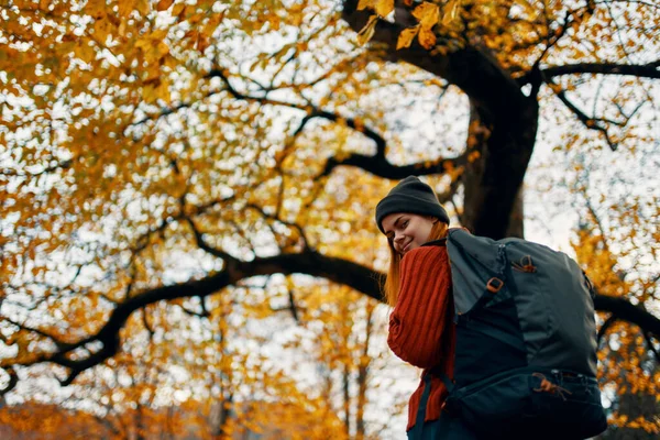 Gelukkige Reisvrouw Met Een Rugzak Bij Bomen Hoge Kwaliteit Foto — Stockfoto