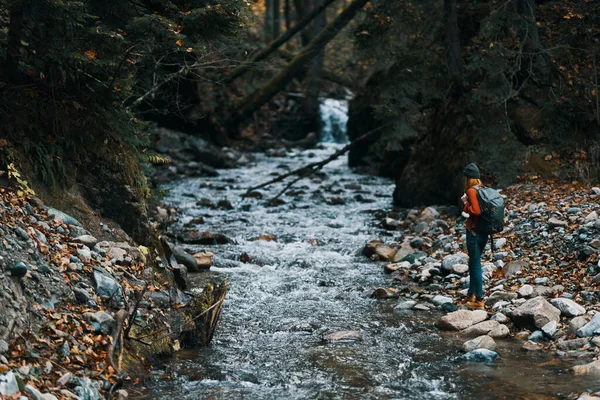 Mujer Excursionista Con Una Mochila Orilla Del Río Bosque — Foto de Stock