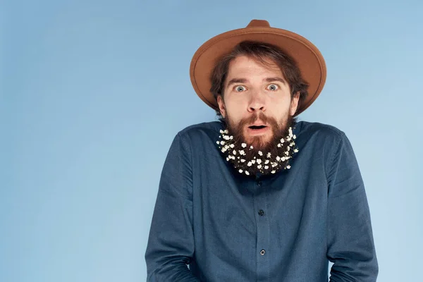 髭のある男花のシャツ生態系ブルーの背景 — ストック写真