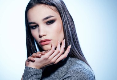 Güzel esmer gri süveter model açık arkaplan