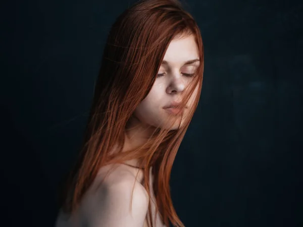 Портрет Чарівної Жінки Червоне Волосся Позує Чорному Тлі Високоякісна Фотографія — стокове фото