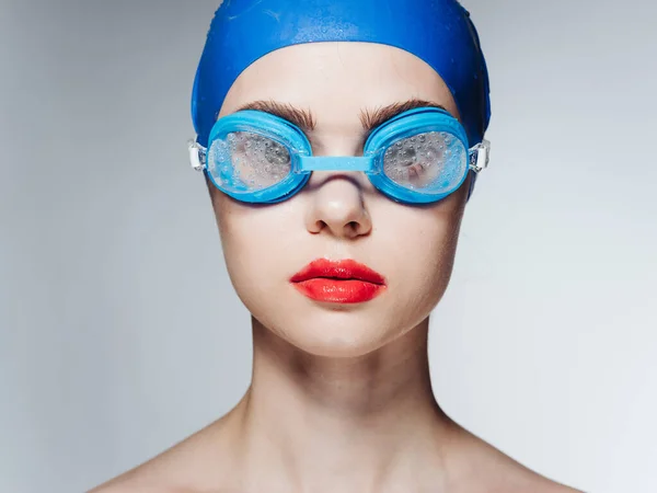 戴眼镜 戴着蓝色泳帽的女人在工作室里 — 图库照片