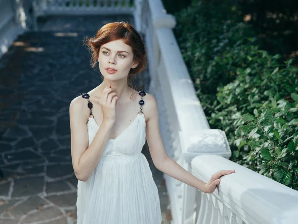 Hermosa Mujer Vestido Blanco Jardín Foto Alta Calidad — Foto de Stock