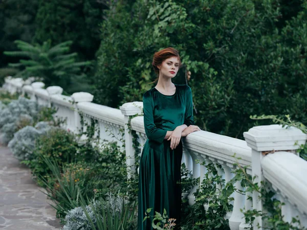 Женщина Зеленом Платье Позирует Природе — стоковое фото