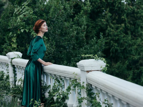 Κομψή γυναίκα πράσινο φόρεμα αρχιτεκτονική φύση ειδύλλιο πολυτέλεια — Φωτογραφία Αρχείου