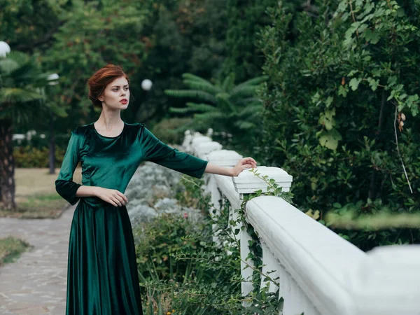 Nő zöld ruha séta romantika luxus elegáns stílus — Stock Fotó