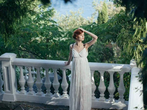 Retrato de mujer en vestido blanco al aire libre Grecia estilo de vida — Foto de Stock