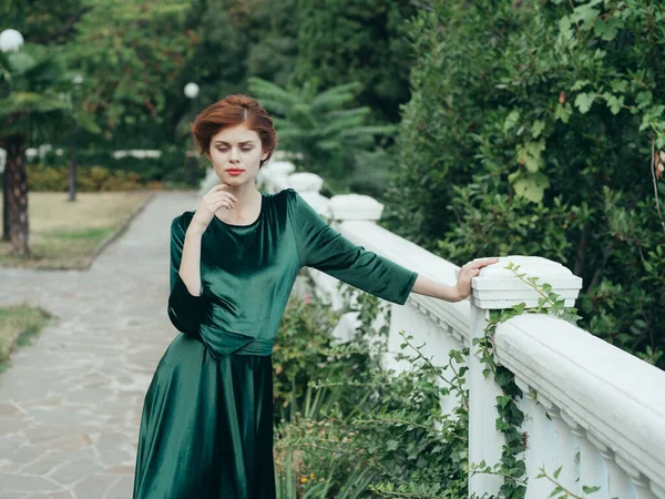 Gyönyörű nő zöld luxus ruha csillogás a természet séta zöld levelek — Stock Fotó