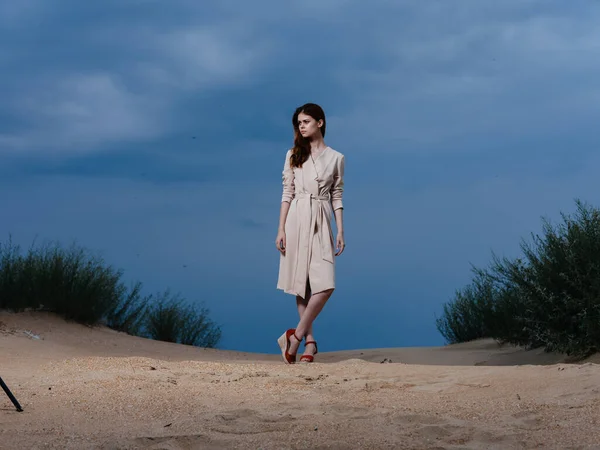 Portrait complet d'une femme en robe de soleil et sandales rouges sur le sable sur la plage — Photo