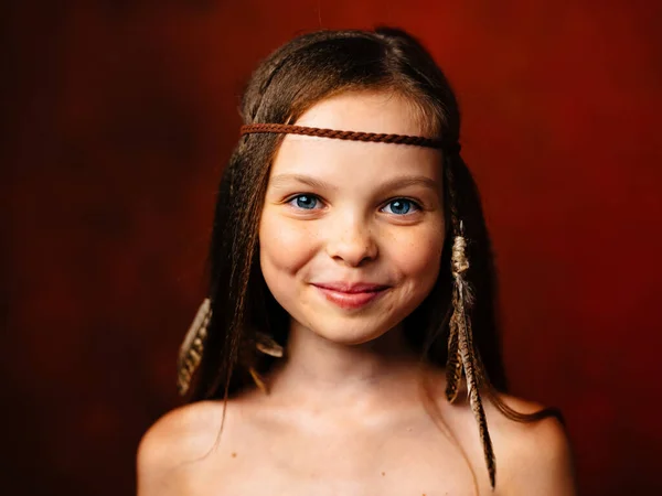 Sauvage fille avec plume dans ses cheveux sourire cheveux lâches culture indienne — Photo