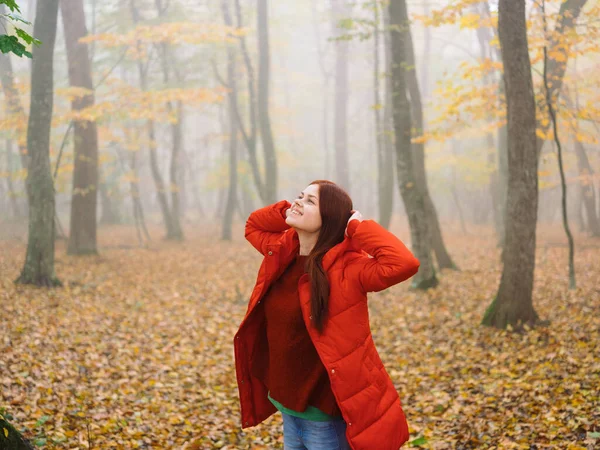 Pretty woman in autumn in forest fog walk rain — Stock Photo, Image
