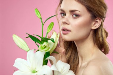 Beyaz çiçekli kadın portresi güzel yüz pembe arka plan çıplak omuzlar