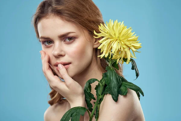 Mujer emocional con flores modelo primavera hombros desnudos piel clara — Foto de Stock