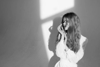 Güzel bir kadın, göz kamaştırıcı bir saç stili stüdyo modeli.