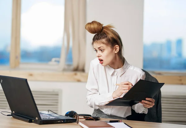 Secretária mulher mesa de trabalho laptop tecnologia profissionais escritório — Fotografia de Stock