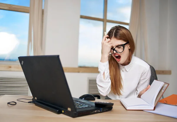 Žena sekretářka pracovní stůl laptop emoce kancelář profesionální manažer — Stock fotografie