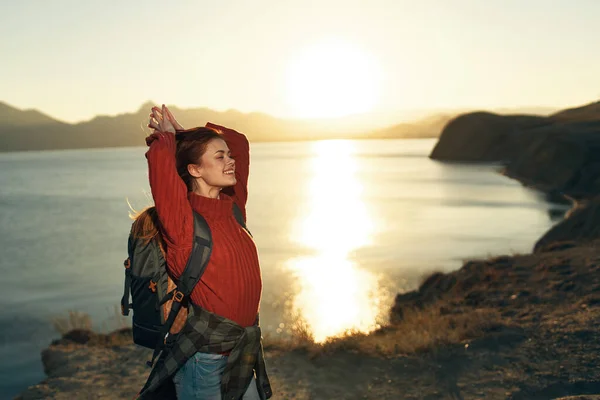 Donna allegra escursionista all'aperto montagne rocciose paesaggio sole vacanza — Foto Stock