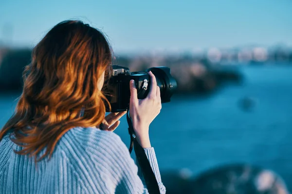 Femme avec caméra sur la nature mer paysage — Photo