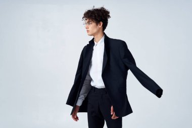 Siyah ceketli, kıvırcık saçlı modern moda takım elbiseli adam.