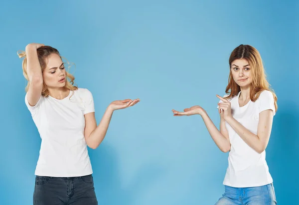 Due donne di moda in t-shirt comunicazione stile di vita — Foto Stock