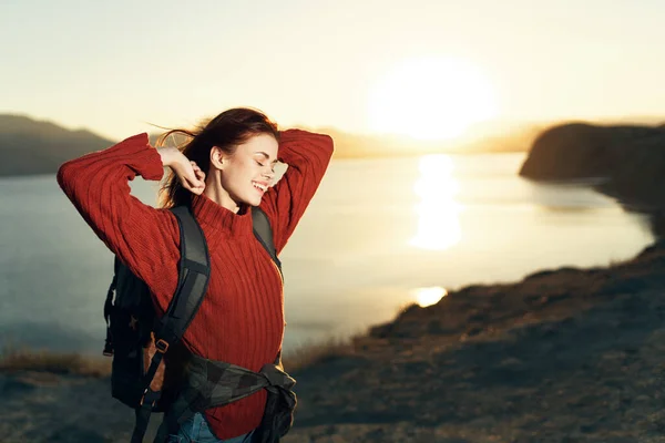 Frau touristische Landschaft Sonnenuntergang Reisen Natur Freiheit — Stockfoto