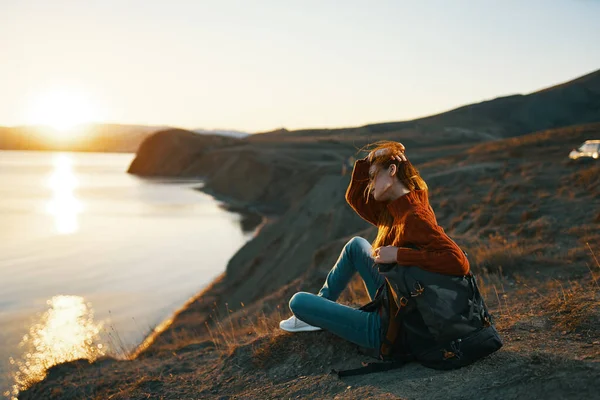 Жінка-турист, що сидить на землі милується природою пейзаж свіжого повітря — стокове фото