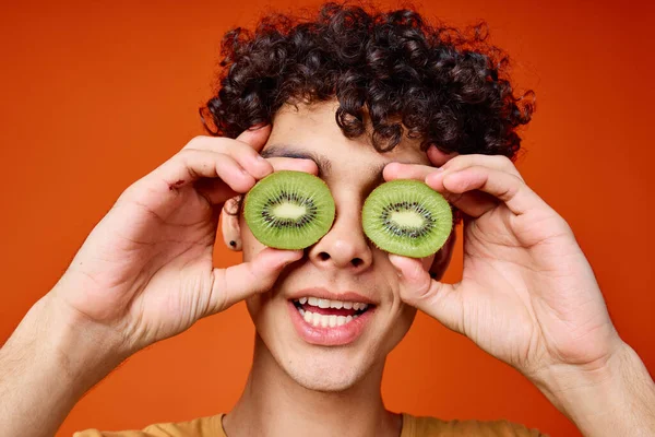 Kerl mit Kiwi lockiges Haar in der Nähe der Augen abgeschnitten Ansicht roter Hintergrund — Stockfoto