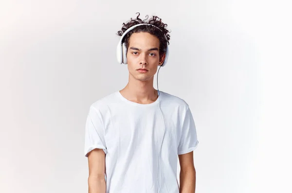 Perverzní chlap s drátovými sluchátky poslech hudby nové technologie teenager model — Stock fotografie