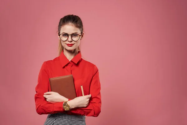 Femme d'affaires chemise rouge bureau finance fond rose — Photo