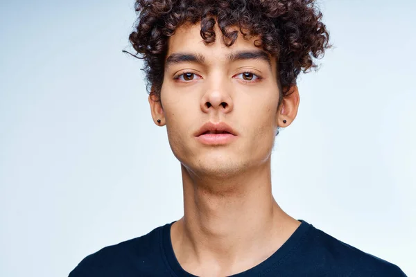 Χαριτωμένος τύπος σγουρά μαλλιά μαύρο t-shirt close-up μοντέλο — Φωτογραφία Αρχείου