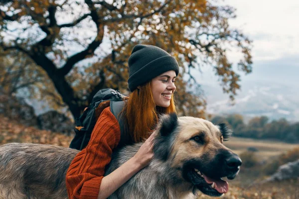 Caminhante na natureza com cão viagem amizade paisagem — Fotografia de Stock