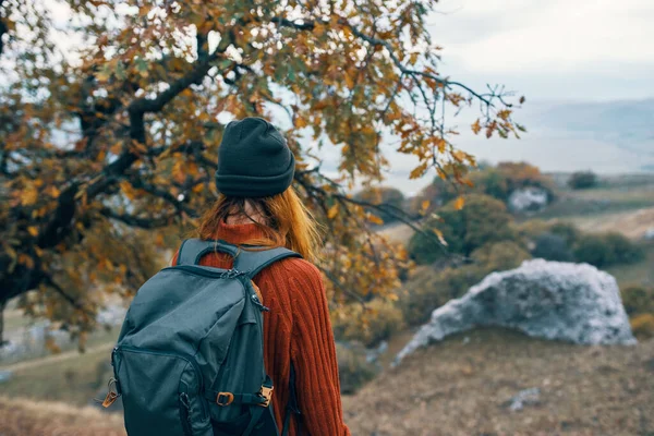 자연의 산을 하이킹하는 여성 관광 여행 — 스톡 사진