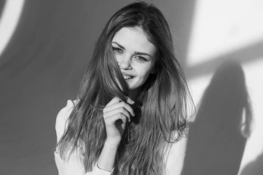 Güzel bir kadın, göz kamaştırıcı bir saç stili stüdyo modeli.