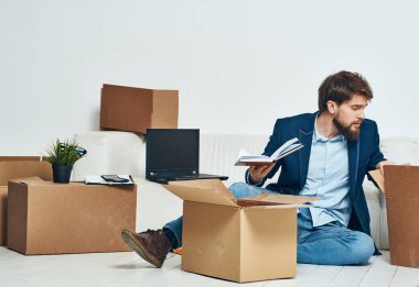 Yeni ofis eşyalarıyla dolu iş adamı kutuları.