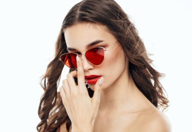 Yüzünde güneş gözlüğü olan çekici bir bayan.