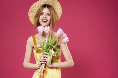 Neşeli kadın çiçek buketi bayram hediyesi yaşam tarzı