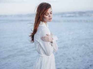 Okyanustaki beyaz elbiseli kadın, sahil doğası.