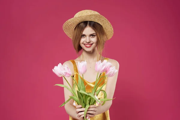 Mujer en un sombrero con un ramo de flores como regalo para las vacaciones de San Valentín — Foto de Stock