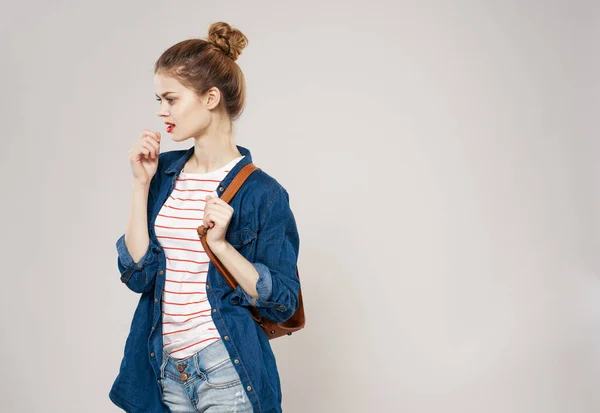 Bonito mulher estudante mochila adolescente cinza fundo — Fotografia de Stock