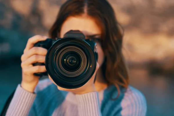 Κοκκινομάλλα γυναίκα με μια φωτογραφική μηχανή στη φύση στα βουνά κοντά στο ποτάμι — Φωτογραφία Αρχείου
