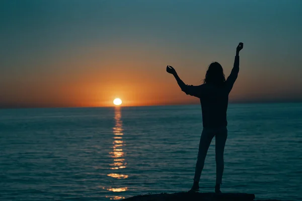 Frau gestikuliert mit ihren Händen und Sonnenuntergang Meereslandschaft Strand — Stockfoto