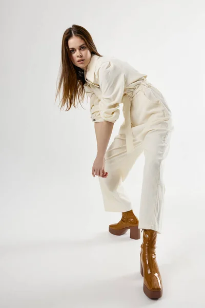 Красива жінка в білому костюмі коричневе взуття мода ізольований фон — стокове фото