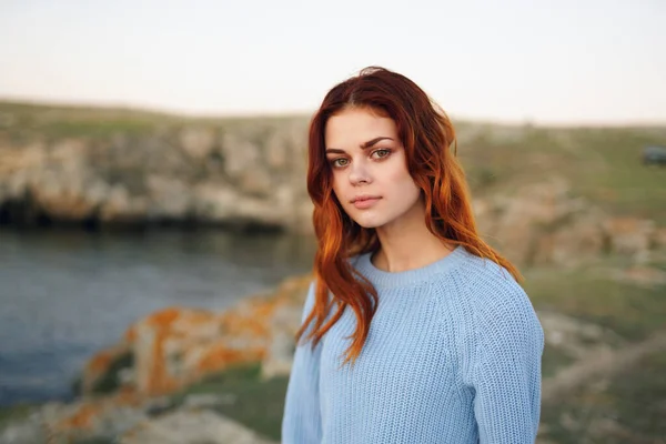 Attraente donna dai capelli rossi all'aperto aria aperta montagne rocciose viaggio — Foto Stock