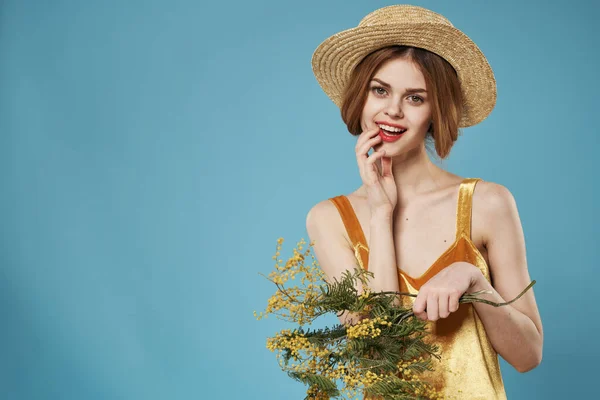 Vacker kvinna bukett blommor olika livsstil kvinnors dag kul — Stockfoto
